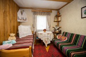 瓦夫卡维斯克Agrousadba UTSISHY - U hutarskoj tsishy, Volkovysk的客房设有两张床、一张桌子和泰迪熊