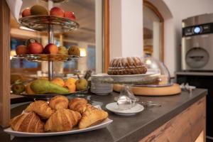 福森Hotel Ruchti - Zeit für mich的自助餐,包括面包盘和糕点在柜台