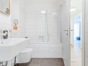 德累斯顿limehome Dresden Wallstraße - Digital Access的白色的浴室设有浴缸和水槽。