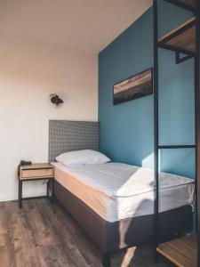 新戈里察Sabotin, Hotel & Restaurant的一间卧室配有一张床和一张双层床。