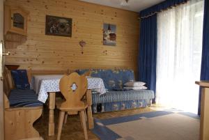 巴德小基希海姆Appartementanlage Bach的儿童卧室设有木墙