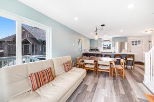 新港Sea Mist Cottage的客厅配有白色的沙发和桌子