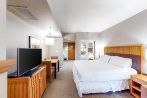 马姆莫斯湖Westin 617的配有一张床和一台平面电视的酒店客房