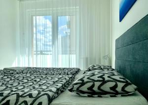 布拉迪斯拉发TopBeer - Stein的一间卧室设有一张床和一个大窗户