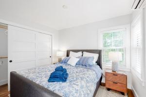 普罗温斯敦Ptown Treehouse的一间卧室配有一张带蓝色毯子的床