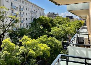 布拉迪斯拉发TopBeer - Stein的从树木繁茂的建筑的阳台上可欣赏到风景