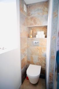 凯恩le Perroquet Fringant的一间位于客房内的白色卫生间的浴室