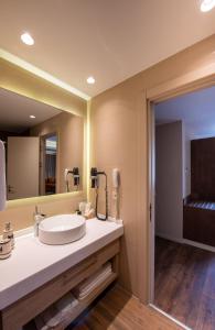 伊斯坦布尔Riva's Moda的一间带水槽和镜子的浴室