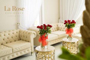 米科瓦伊基La Rose Residence的客厅配有沙发和2张带花瓶的桌子