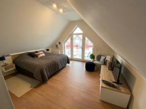 普劳西Anker 39的阁楼卧室设有床和窗户。