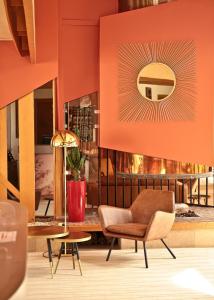 欧苏瓦地区瑟米欧斯瓦之家酒店的客厅配有椅子和镜子