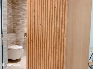 台东行云会馆的一间带卫生间和木墙的浴室