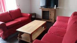 Bertognele sanglier的客厅配有沙发、两把椅子和一张桌子