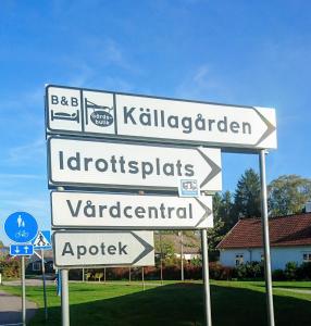 布勒萨普Brösarp Källagården Vindsvåning 2 rum och kök的街道上带有指示牌的街道标志