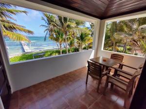 圣佩德罗Tradewinds Paradise Villas的一间设有桌子的海景用餐室