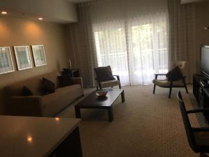 迈阿密3/4 Villa at Provident Doral的客厅配有沙发、椅子和电视
