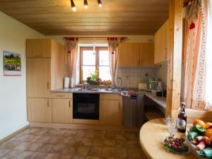 BurggenFerienwohnung Mohnblume的厨房配有木制橱柜和水果桌