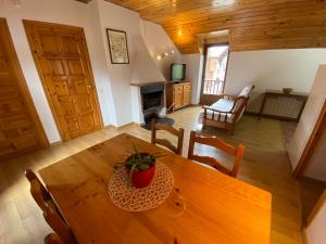 艾里拉瓦尔Casa Rural Era de Ferro的用餐室和带木桌的客厅
