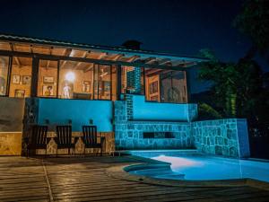 圣佩德罗拉拉古纳Casa Lobo Bungalows的一座晚上设有游泳池的房子