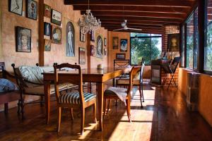 圣佩德罗拉拉古纳Casa Lobo Bungalows的一间带木桌和椅子的用餐室