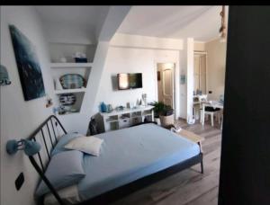 切法卢La Casetta di Laura的一间位于客房内的蓝色床卧室