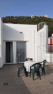 哈恩Casita celeste的白色建筑中带桌椅的庭院