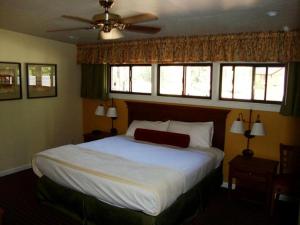 派托普湖畔Roundhouse Resort, a VRI resort的一间卧室配有一张带吊扇和窗户的床。