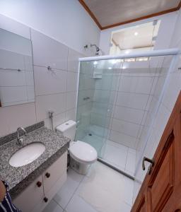 莫罗圣保罗Hotel do Pescador的带淋浴、卫生间和盥洗盆的浴室