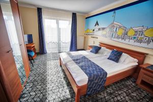 萨尔瓦尔维多利亚酒店的一间卧室配有一张壁画床