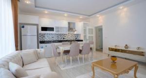 马赫姆拉Sky hill luxury apartments的客厅配有白色的沙发和桌子