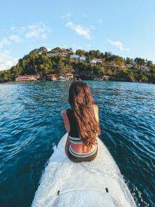 昂斯拉雷区泰凯度假酒店的坐在水中船尾的女人