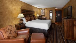 圣达菲圣达菲贝斯特韦斯特酒店的配有一张床和一把椅子的酒店客房