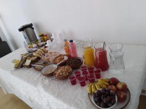 乌尤尼Hotel Nido del Flamenco的一张桌子,上面摆放着各种早餐食品和饮料