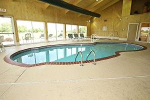法明顿Crown Pointe Lodge; BW Signature Collection的大型客房大楼内的大型游泳池