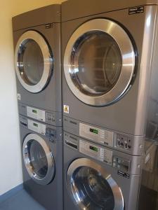 怀阿拉怀阿拉乡村汽车旅馆的两台洗衣机彼此叠在一起