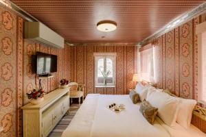 斋浦尔Surya Haveli , Amer Fort Jaipur的一间带大床和电视的卧室
