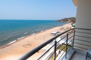 SalimaSunbird Waterfront的以及享有海滩景致的阳台。