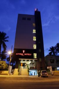 马杜赖Astoria Hotels Madurai的建筑一侧有标志的酒店