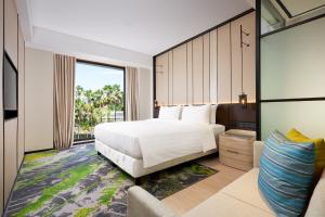沙努尔Holiday Inn Bali Sanur, an IHG Hotel的卧室设有白色的床和大窗户