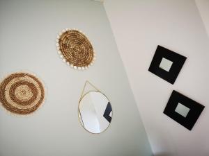 Laville-aux-BoisEmel b&b的白色的墙壁,带有镜子和黑白的物体