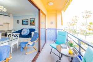 多列毛利诺斯Cubo's Apartamento Perla del Sol Rosa的一个带桌椅的阳台和一个厨房