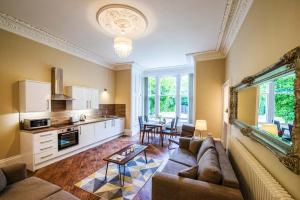 因弗内斯Rosedene Highland House Apartments, Central Inverness的客厅配有沙发和桌子