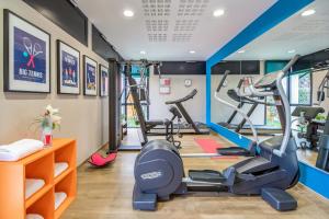 图卢兹Appart'City Confort Toulouse Purpan的健身房设有两个跑步机和两个椭圆机