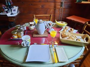Louvie JuzonGREEN BIKE PYRENEES的餐桌,早餐包括面包和橙汁