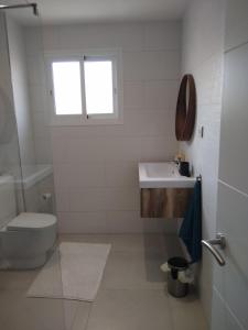 福恩吉罗拉Maestro Concepcion Guidet的白色的浴室设有卫生间和水槽。