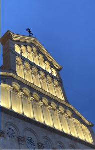 卡利亚里Al Duomo di Cagliari的一座建筑,上面有钟楼