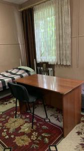 克列缅丘格Hotel Uyut的客房设有木制书桌和床。