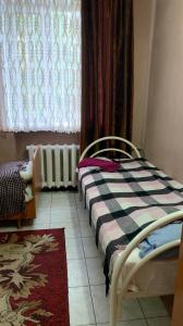 克列缅丘格Hotel Uyut的一间卧室设有床、窗户和地毯。