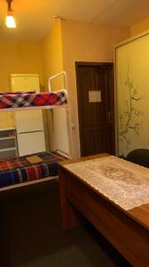 克列缅丘格Hotel Uyut的带两张双层床和一扇门的房间