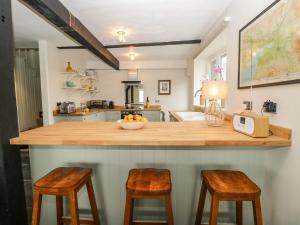 雷文格拉斯Waterside的厨房配有带2张凳子的台面